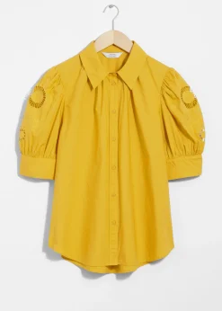 & Other Stories Bestickte Bluse mit Puffärmeln