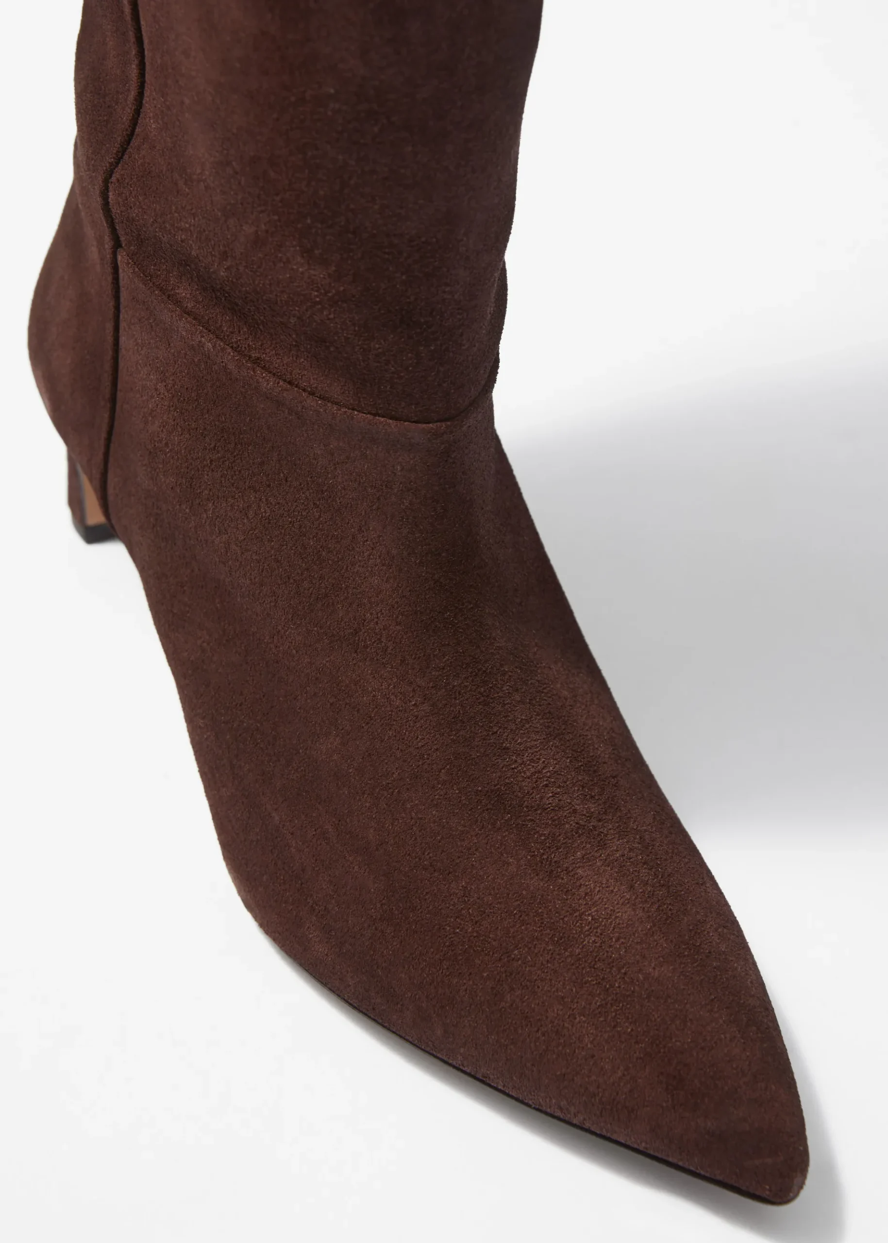 & Other Stories Kniehohe Stiefel mit spitzer Zehenpartie