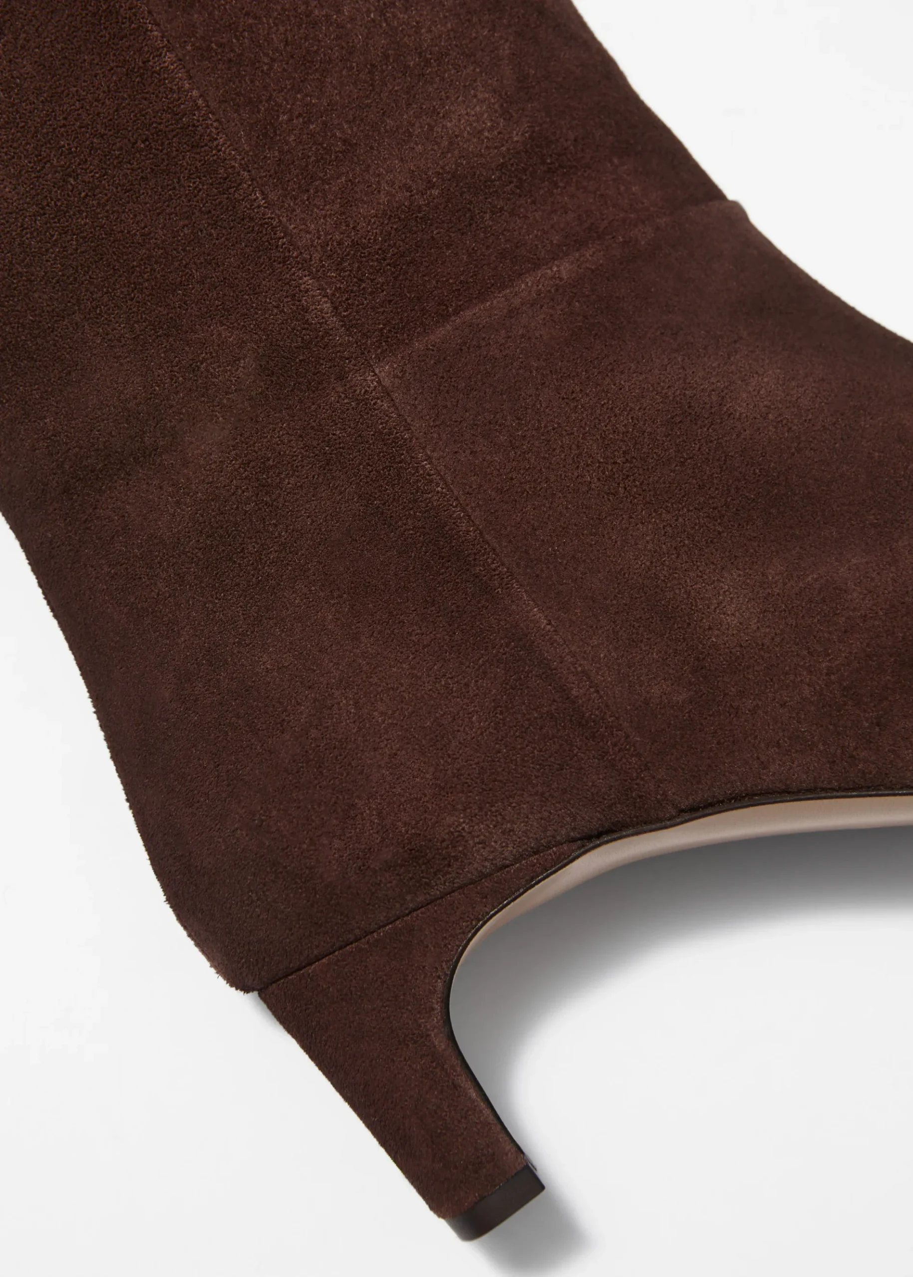 & Other Stories Kniehohe Stiefel mit spitzer Zehenpartie