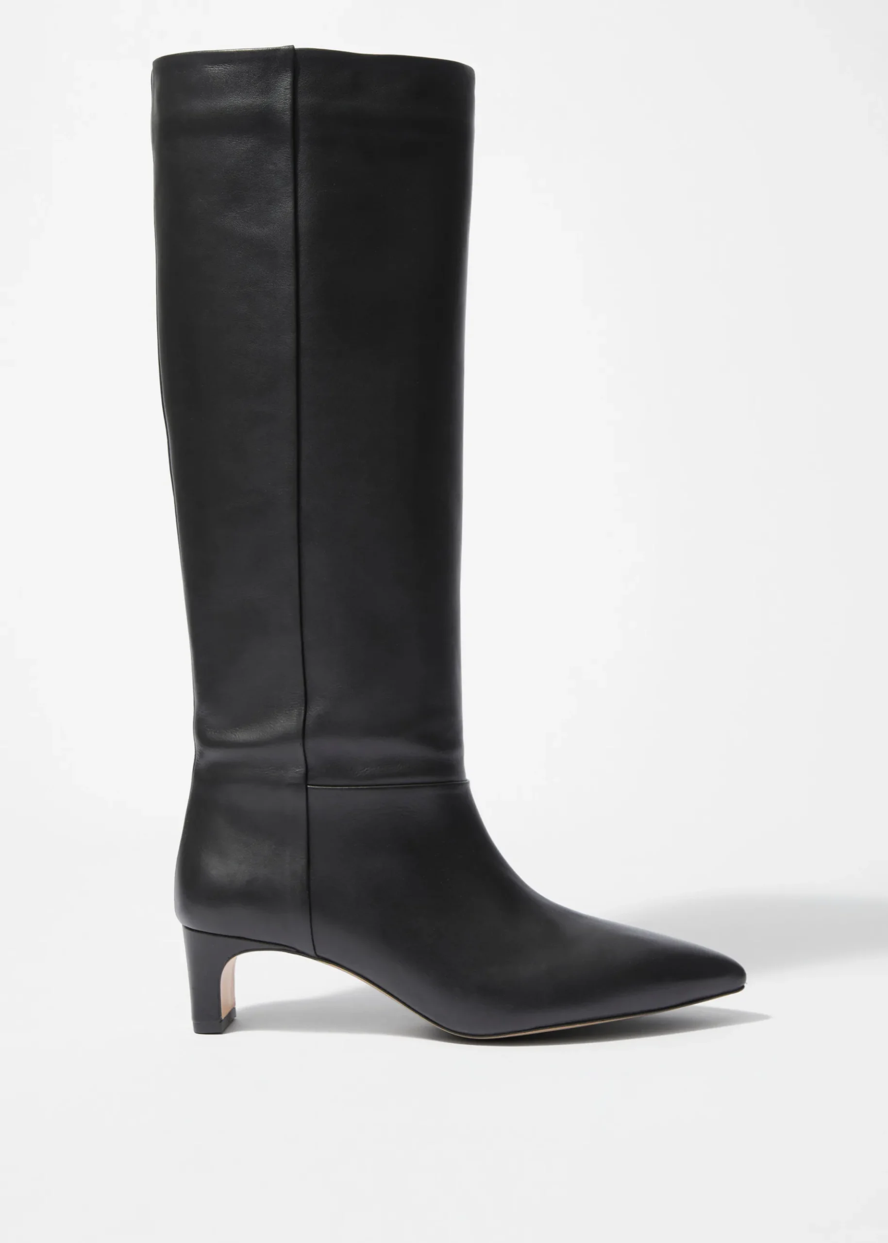 & Other Stories Kniehohe Stiefel mit spitzer Zehenpartie