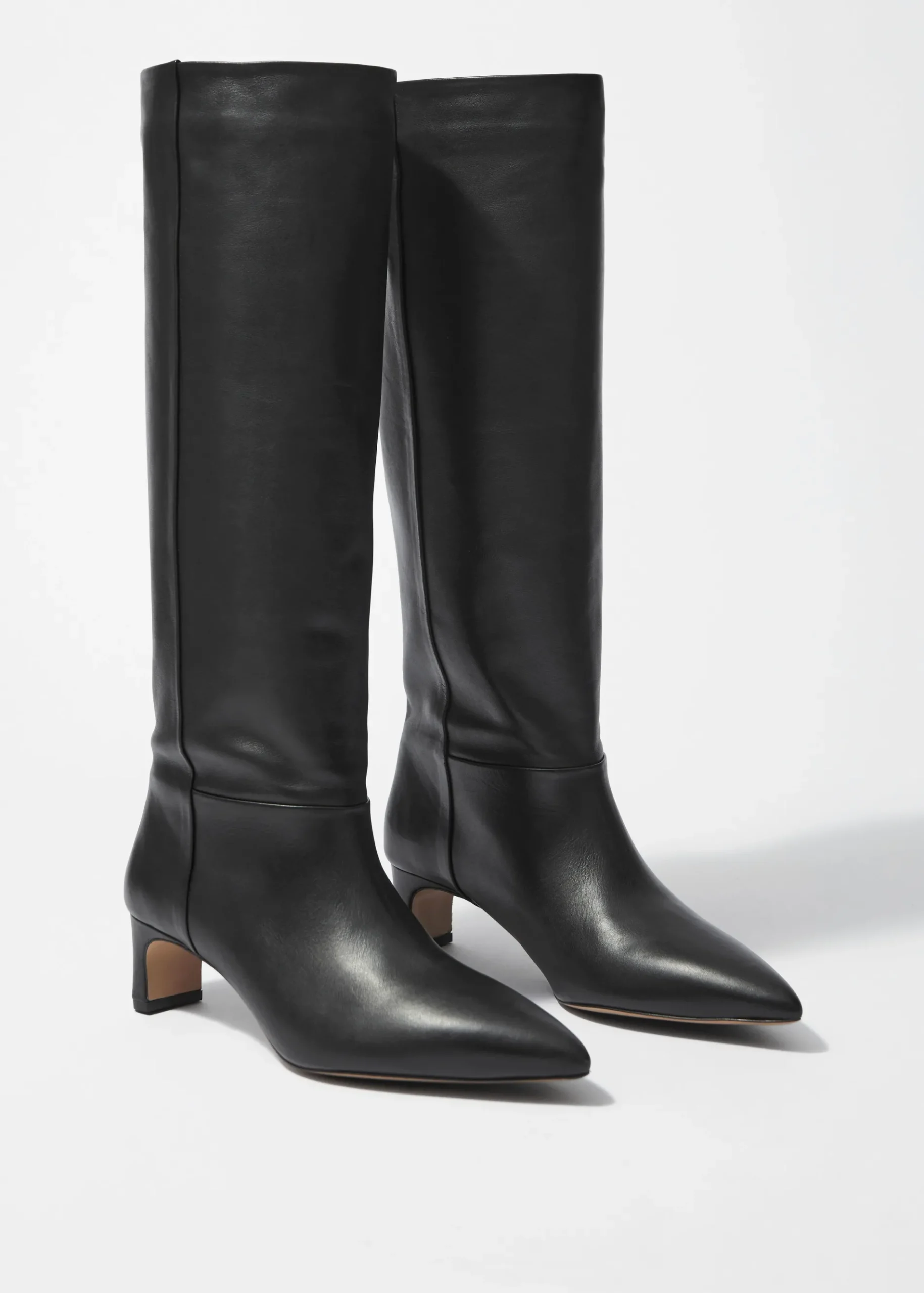 & Other Stories Kniehohe Stiefel mit spitzer Zehenpartie