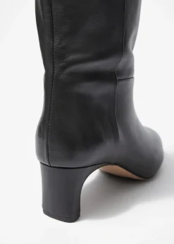 & Other Stories Kniehohe Stiefel mit spitzer Zehenpartie