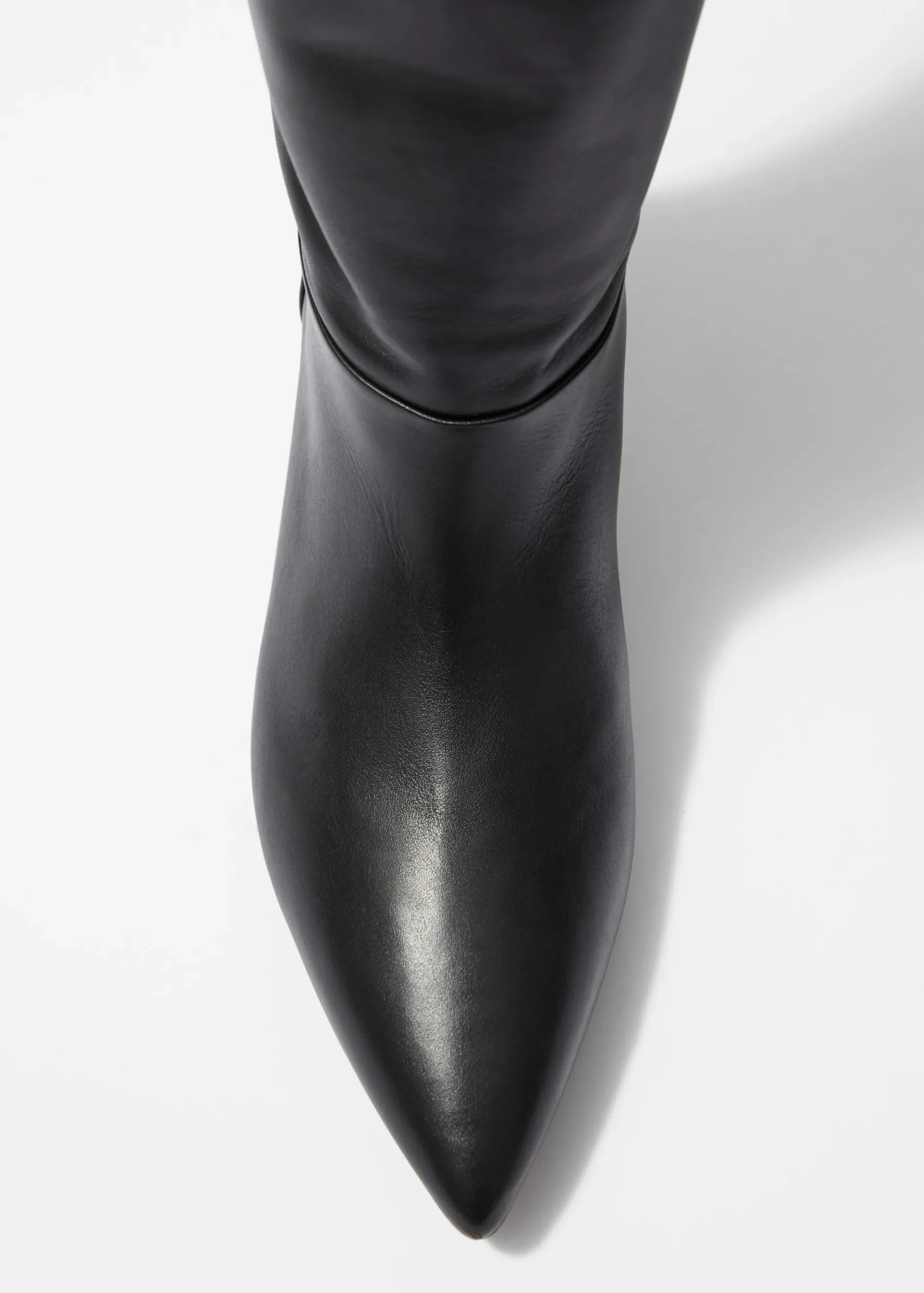 & Other Stories Kniehohe Stiefel mit spitzer Zehenpartie