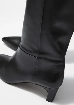 & Other Stories Kniehohe Stiefel mit spitzer Zehenpartie