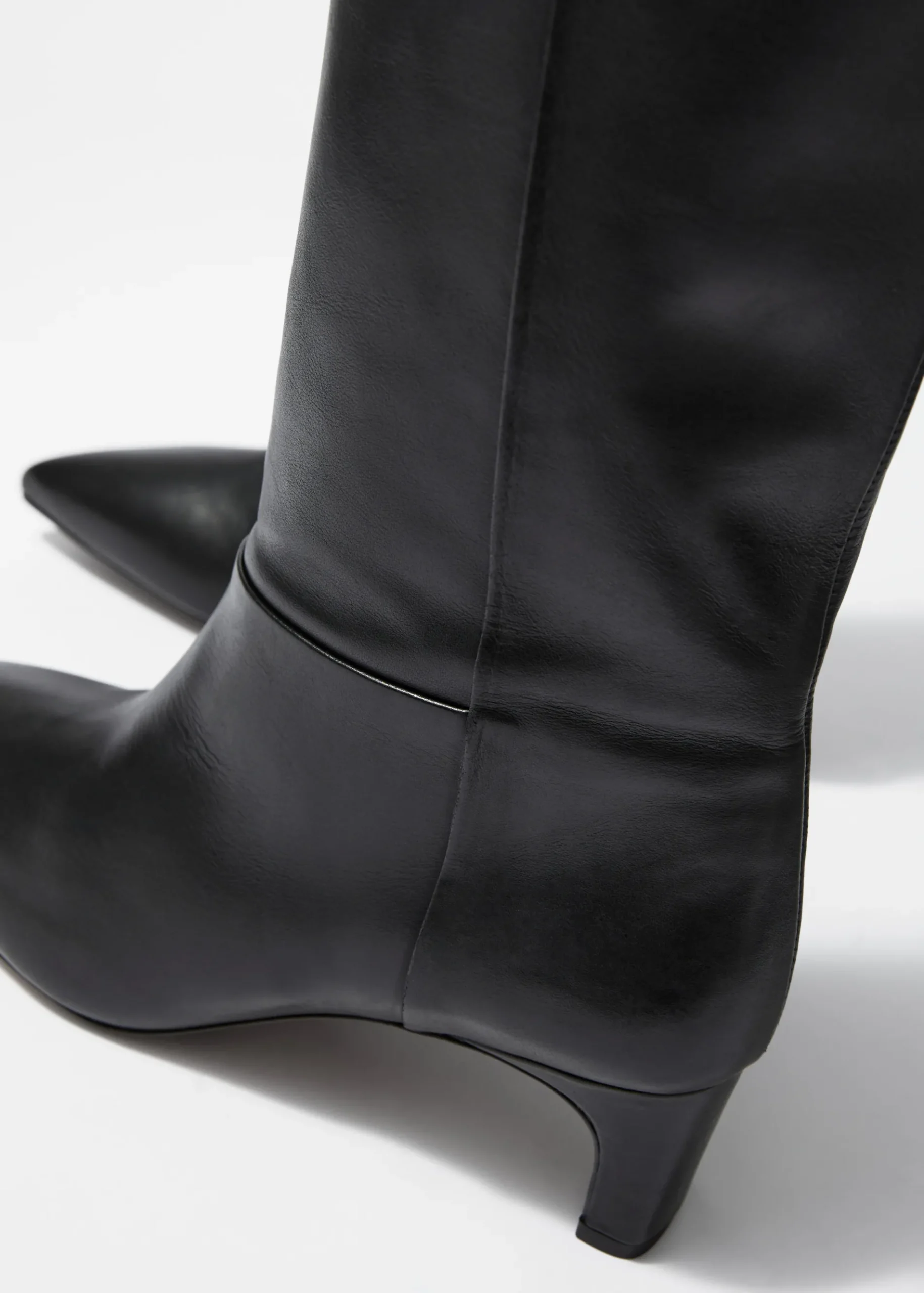 & Other Stories Kniehohe Stiefel mit spitzer Zehenpartie
