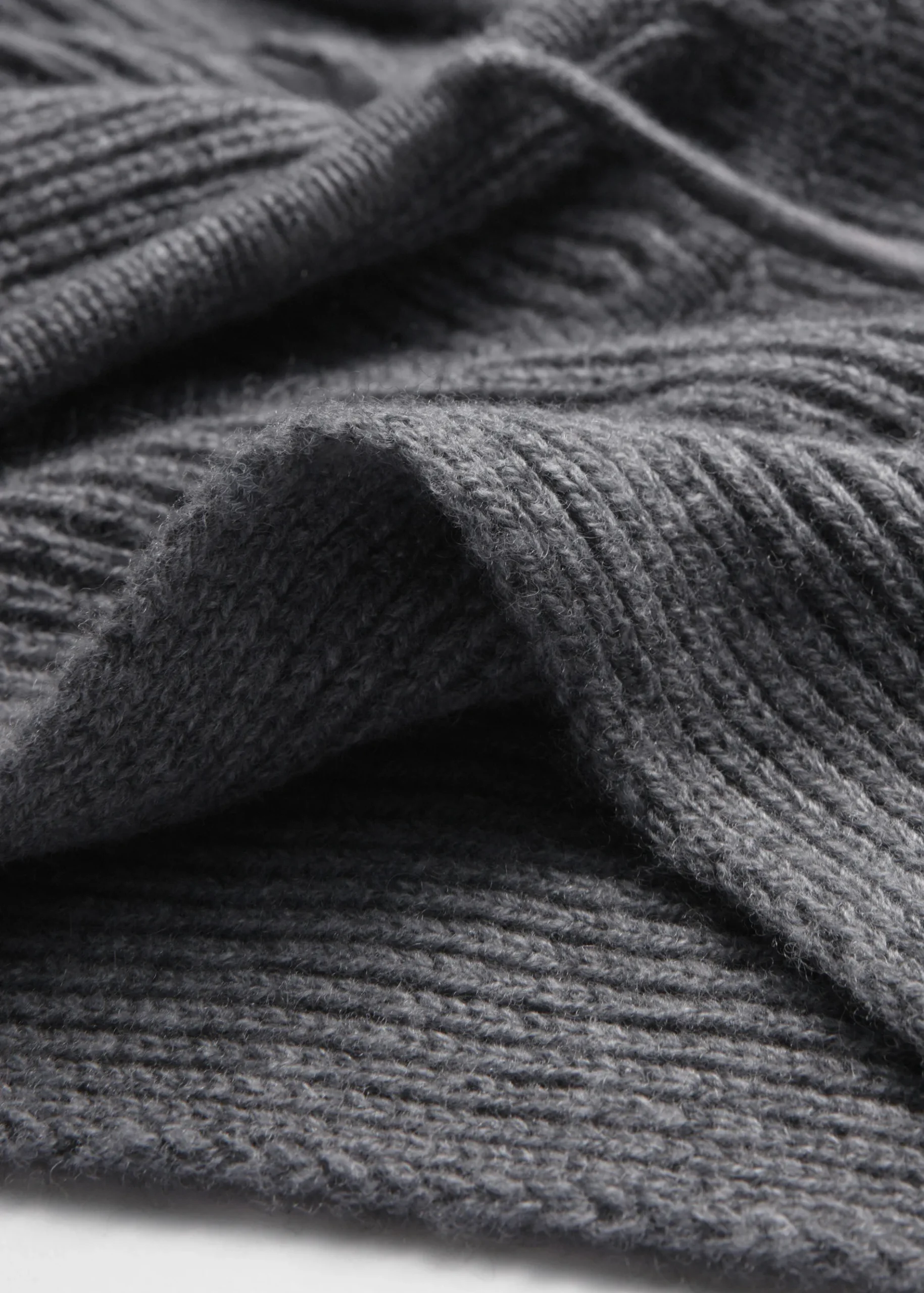 & Other Stories Poncho aus Wolle mit Kapuze
