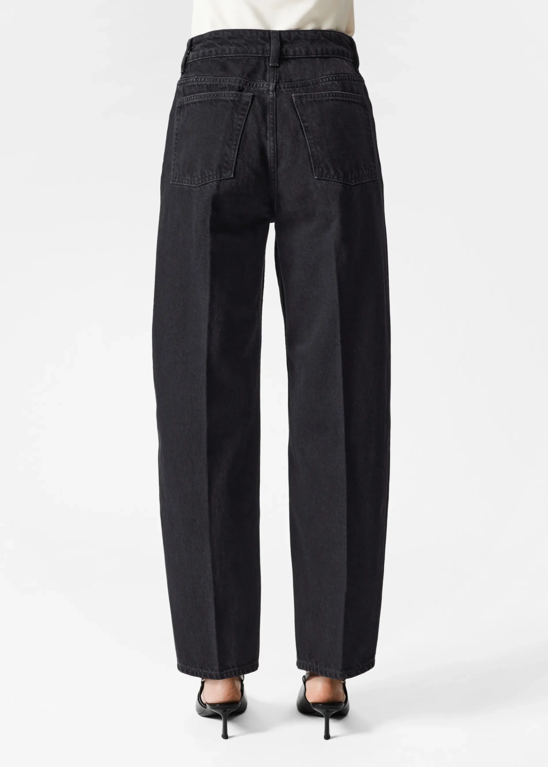 & Other Stories Schmal zulaufende Jeans