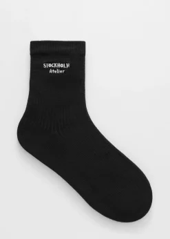 & Other Stories Socken mit Dinosaurier-Stickerei