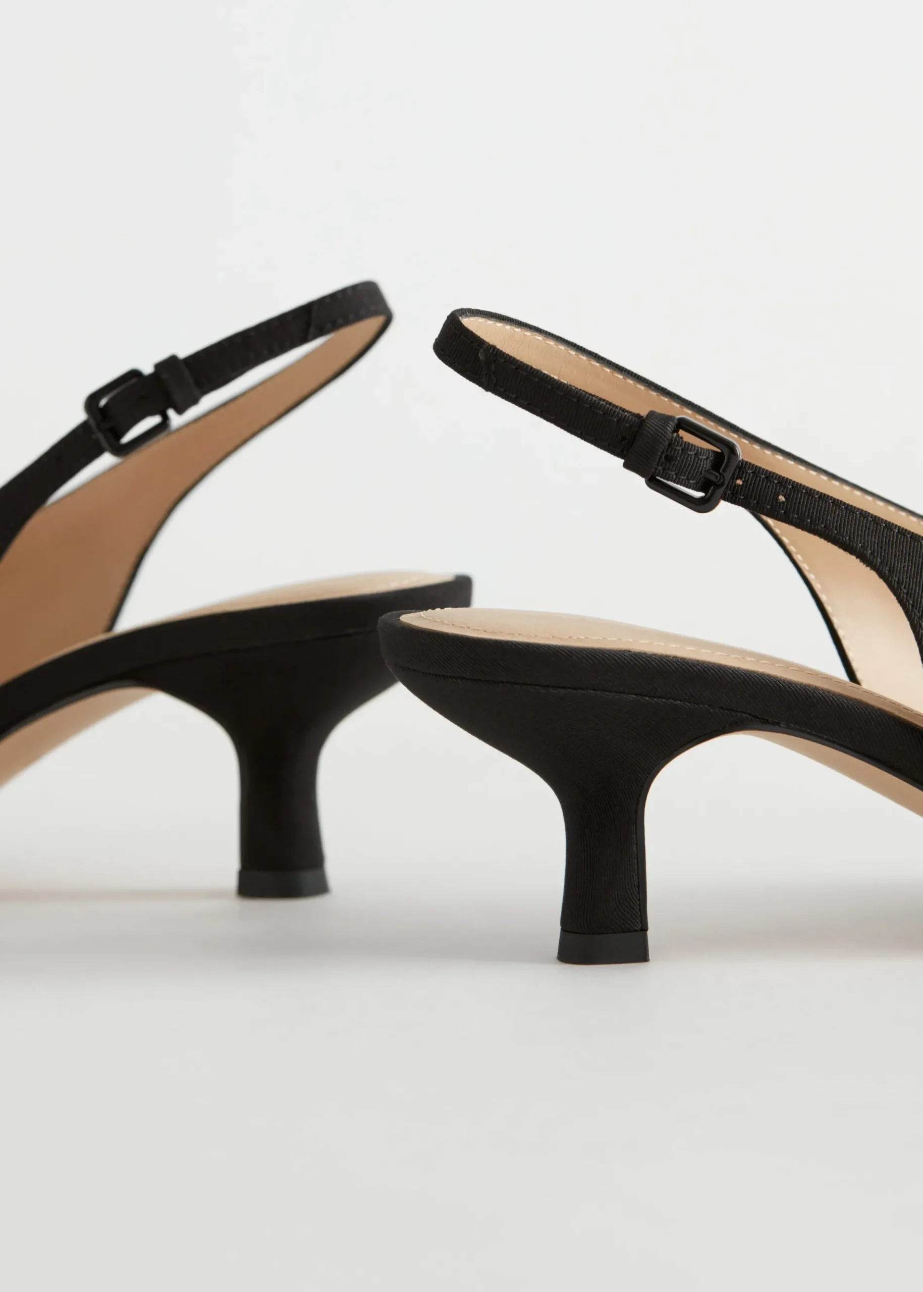 & Other Stories Spitz zulaufende Pumps mit Fersenriemen