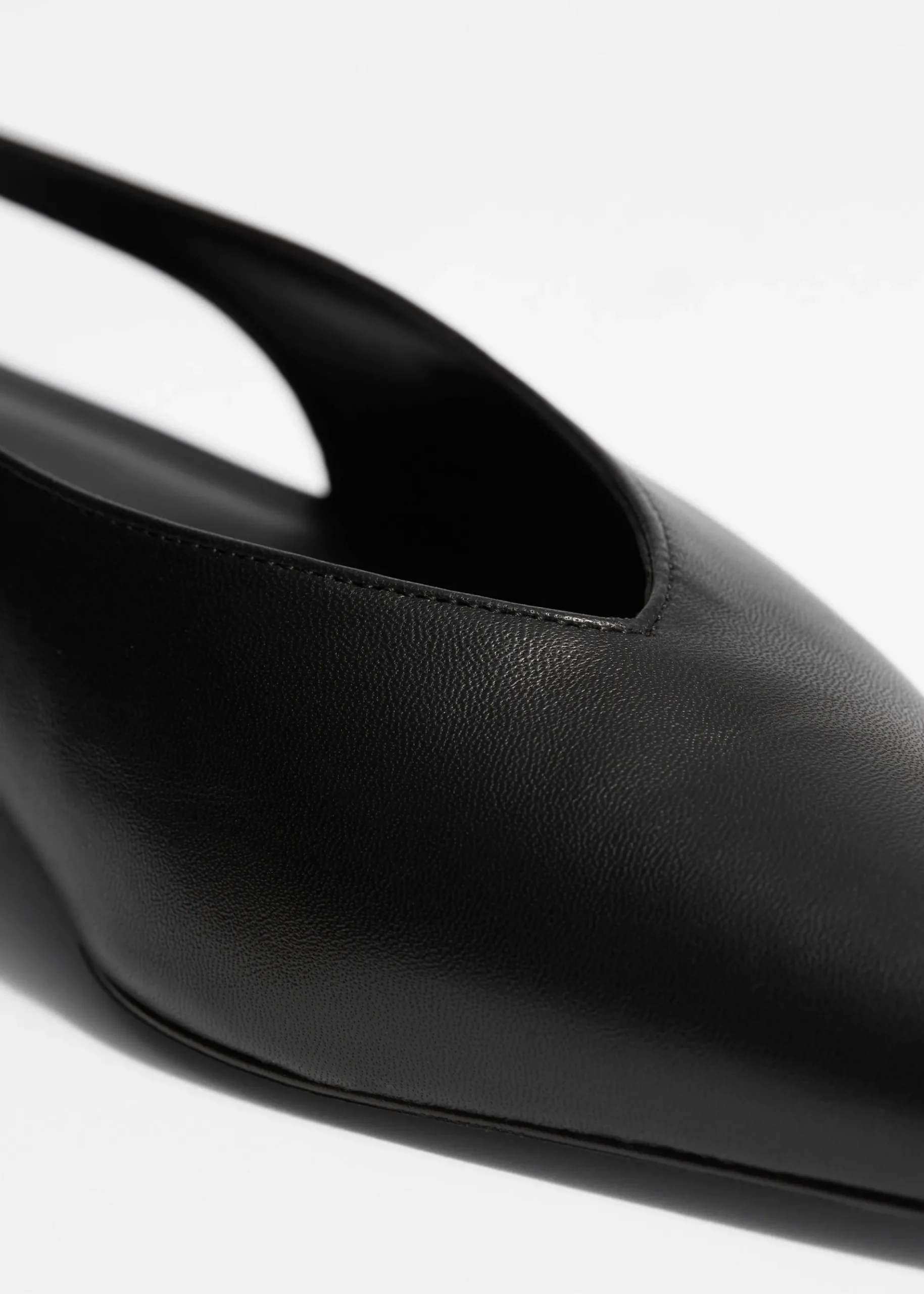& Other Stories Spitz zulaufende Pumps mit Fersenriemen