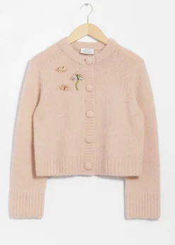 & Other Stories Strickjacke mit Broschen